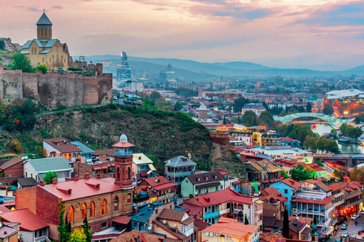 استكشاف أماكن سياحية رائعة: رحلة المسافرون العرب الشباب في جورجيا استكشاف أماكن سياحية رائعة: رحلة المسافرون العرب الشباب في جورجيا