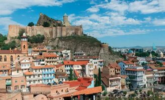 تذوق النبيذ الجورجي الشهير في منطقة قازبيغي تذوق النبيذ الجورجي الشهير في منطقة قازبيغي